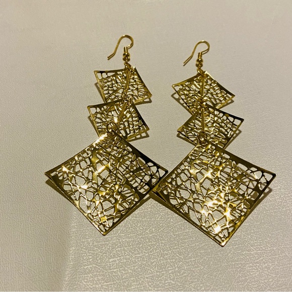 ✨NEW✨ Delicate Dangling Drop Goldtone Lightweight Earrings - Picture 3 of 6